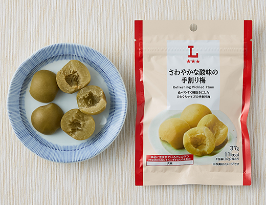 ローソンのさわやかな酸味の手割り梅を比較する。税込価格：215円、カロリー：11kcal、1円あたりカロリー：0.05kcal/円、たんぱく質：0.4g、1円あたりたんぱく質：0.01未満g/円、脂質：0g、炭水化物：2.9g、糖質：1.7g、食物繊維：1.2g、食塩相当量：2.4g。