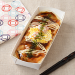 1/2日分の野菜が摂れる エビマヨと玉子のキャベツ包み焼 ローソン 1/2日分の野菜(キャベツ・玉ねぎ・ねぎ・にんじん)が摂れる包み焼に、エビマヨと玉子をトッピングした商品です。 (厚生労働省「健康日本21」＜第三次＞より)
