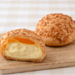 ローソンのバニラ香るカスタードクッキーシュー。税込価格：243円、カロリー：191kcal、たんぱく質：3.6g、脂質：11.8g、炭水化物：17.8g、糖質：17.3g、食物繊維：0.5g、食塩相当量：0.2g。