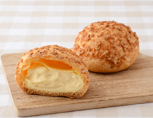 ローソンのバニラ香るカスタードクッキーシュー。税込価格：243円、カロリー：191kcal、たんぱく質：3.6g、脂質：11.8g、炭水化物：17.8g、糖質：17.3g、食物繊維：0.5g、食塩相当量：0.2g。