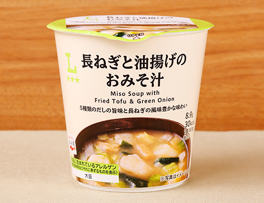 ローソンの長ねぎと油揚げのおみそ汁を比較する。税込価格：130円、カロリー：30kcal、1円あたりカロリー：0.23kcal/円、たんぱく質：2.2g、1円あたりたんぱく質：0.02g/円、脂質：0.9g、炭水化物：3.8g、糖質：3g、食物繊維：0.8g、食塩相当量：1.6g。