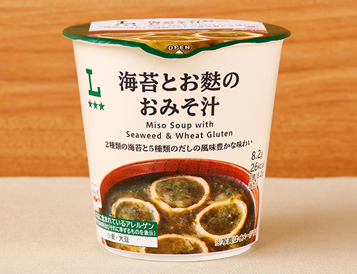 ローソンの海苔とお麩のおみそ汁を比較する。税込価格：130円、カロリー：26kcal、1円あたりカロリー：0.20kcal/円、たんぱく質：2.3g、1円あたりたんぱく質：0.02g/円、脂質：0.6g、炭水化物：3.3g、糖質：2.7g、食物繊維：0.6g、食塩相当量：1.6g。