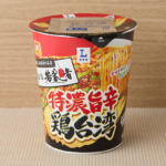 ローソンの名店 若武者 特濃旨辛 鶏台湾を比較する。税込価格：288円、カロリー：551kcal、1円あたりカロリー：1.91kcal/円、たんぱく質：15.8g、1円あたりたんぱく質：0.05g/円、脂質：30.2g、炭水化物：56.2g、糖質：51.9g、食物繊維：4.3g、食塩相当量：6.9g。