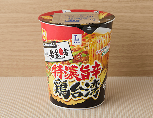 ローソンの名店 若武者 特濃旨辛 鶏台湾を比較する。税込価格：288円、カロリー：551kcal、1円あたりカロリー：1.91kcal/円、たんぱく質：15.8g、1円あたりたんぱく質：0.05g/円、脂質：30.2g、炭水化物：56.2g、糖質：51.9g、食物繊維：4.3g、食塩相当量：6.9g。