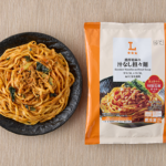 ローソンの濃厚胡麻の汁なし担々麺を比較する。税込価格：322円、カロリー：643kcal、1円あたりカロリー：2.00kcal/円、たんぱく質：17.7g、1円あたりたんぱく質：0.05g/円、脂質：27g、炭水化物：85.8g、糖質：79g、食物繊維：6.8g、食塩相当量：3.8g。