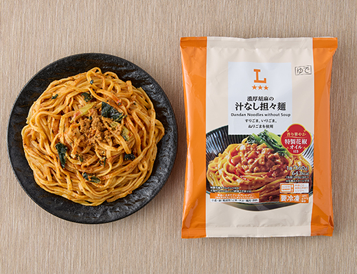 ローソンの濃厚胡麻の汁なし担々麺を比較する。税込価格：322円、カロリー：643kcal、1円あたりカロリー：2.00kcal/円、たんぱく質：17.7g、1円あたりたんぱく質：0.05g/円、脂質：27g、炭水化物：85.8g、糖質：79g、食物繊維：6.8g、食塩相当量：3.8g。