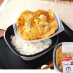 ローソンのヨード卵・光®の親子丼。税込価格：646円、カロリー：497kcal、たんぱく質：24.8g、脂質：10g、炭水化物：77.7g、糖質：76.2g、食物繊維：1.5g、食塩相当量：3g。