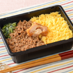 ローソンの鶏そぼろ弁当。税込価格：454円、カロリー：341kcal、たんぱく質：15.5g、脂質：4.5g、炭水化物：60.7g、糖質：58.4g、食物繊維：2.3g、食塩相当量：2.2g。