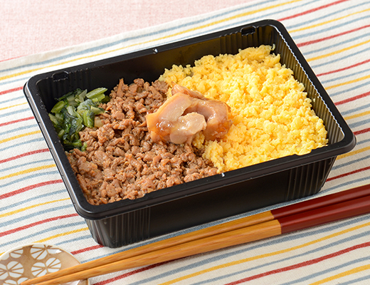 ローソンの鶏そぼろ弁当。税込価格：454円、カロリー：341kcal、たんぱく質：15.5g、脂質：4.5g、炭水化物：60.7g、糖質：58.4g、食物繊維：2.3g、食塩相当量：2.2g。