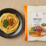 ローソンの台湾まぜそば にんにくラー油付きを比較する。税込価格:322円、カロリー:574kcal、1円あたりカロリー:1.78kcal/円、たんぱく質:18.1g、1円あたりたんぱく質:0.06g/円、脂質:23.4g、炭水化物:74.9g、糖質:70.5g、食物繊維:4.4g、食塩相当量:3.6g。