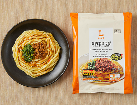 ローソンの台湾まぜそば にんにくラー油付きを比較する。税込価格：322円、カロリー：574kcal、1円あたりカロリー：1.78kcal/円、たんぱく質：18.1g、1円あたりたんぱく質：0.06g/円、脂質：23.4g、炭水化物：74.9g、糖質：70.5g、食物繊維：4.4g、食塩相当量：3.6g。