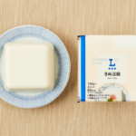 ローソンのきぬ豆腐 150g×3パックを比較する。税込価格：135円。