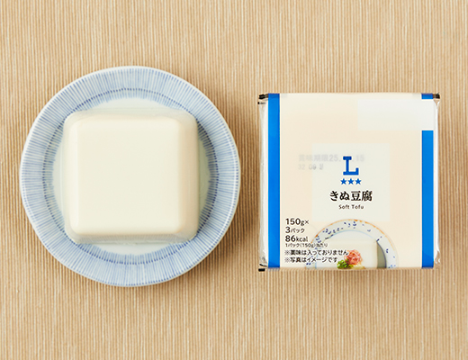 ローソンのきぬ豆腐 150g×3パックを比較する。税込価格：135円。