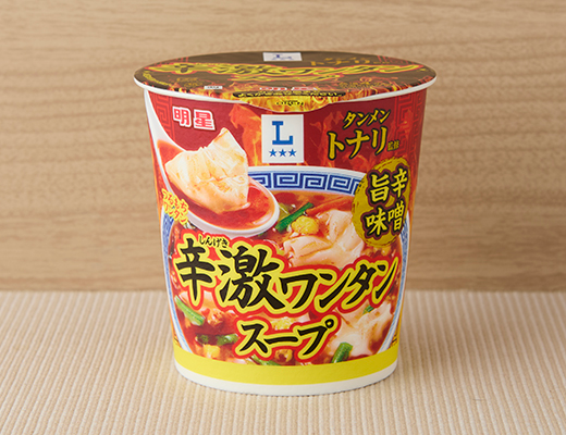 ローソンのタンメントナリ監修 辛激ワンタンスープを比較する。税込価格：200円、カロリー：116kcal、1円あたりカロリー：0.58kcal/円、たんぱく質：3.7g、1円あたりたんぱく質：0.02g/円、脂質：5.6g、炭水化物：13.4g、糖質：11.9g、食物繊維：1.5g、食塩相当量：2.6g。