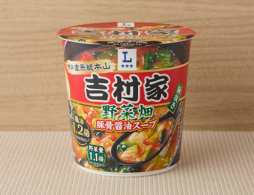 ローソンの家系総本山 吉村家 野菜畑豚骨醤油スープを比較する。税込価格：200円、カロリー：86kcal、1円あたりカロリー：0.43kcal/円、たんぱく質：2.8g、1円あたりたんぱく質：0.01g/円、脂質：5.3g、炭水化物：7.5g、糖質：6.1g、食物繊維：1.4g、食塩相当量：3.5g。