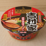ローソンの名店 家系総本山 吉村家 豚骨醤油ラーメン。税込価格：348円、カロリー：393kcal、たんぱく質：10.2g、脂質：11.9g、炭水化物：62.6g、糖質：59.7g、食物繊維：2.9g、食塩相当量：9.3g。