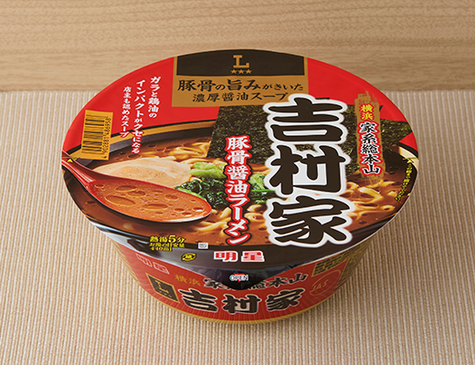 ローソンの名店 家系総本山 吉村家 豚骨醤油ラーメンを比較する。税込価格：348円、カロリー：393kcal、1円あたりカロリー：1.13kcal/円、たんぱく質：10.2g、1円あたりたんぱく質：0.03g/円、脂質：11.9g、炭水化物：62.6g、糖質：59.7g、食物繊維：2.9g、食塩相当量：9.3g。