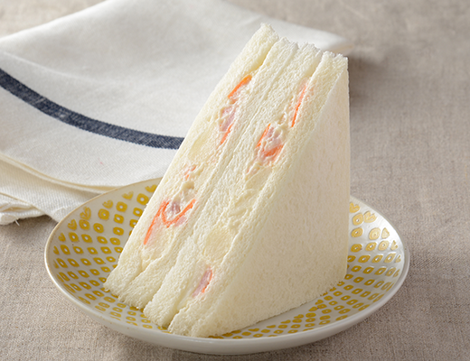 ローソンのポテトサラダサンド。税込価格：297円、カロリー：244kcal、たんぱく質：6.8g、脂質：11.4g、炭水化物：29.7g、糖質：27.6g、食物繊維：2.1g、食塩相当量：1.6g。