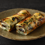 ローソンのチヂミロール(ソース入り)。税込価格：198円、カロリー：168kcal、たんぱく質：4.6g、脂質：6g、炭水化物：24.9g、糖質：23g、食物繊維：1.9g、食塩相当量：1.3g。
