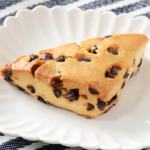 ローソンのチョコチップスコーン。税込価格：198円、カロリー：250kcal、たんぱく質：3.7g、脂質：10.3g、炭水化物：36.3g、糖質：34.8g、食物繊維：1.5g、食塩相当量：0.4g。
