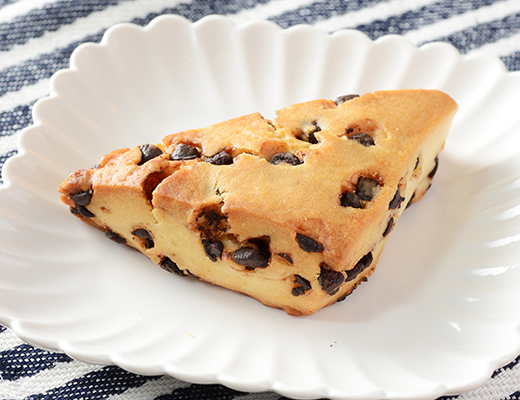 ローソンのチョコチップスコーン。税込価格：198円、カロリー：250kcal、たんぱく質：3.7g、脂質：10.3g、炭水化物：36.3g、糖質：34.8g、食物繊維：1.5g、食塩相当量：0.4g。