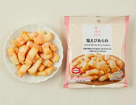ローソンの塩えびあられを比較する。税込価格：138円、カロリー：197kcal、1円あたりカロリー：1.43kcal/円、たんぱく質：3.2g、1円あたりたんぱく質：0.02g/円、脂質：4.9g、炭水化物：35g、糖質：34.8g、食物繊維：0.2g、食塩相当量：0.6g。