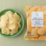 ローソンの厚切りポテトチップス サワークリームオニオンを比較する。税込価格：138円、カロリー：305kcal、1円あたりカロリー：2.21kcal/円、たんぱく質：2.8g、1円あたりたんぱく質：0.02g/円、脂質：19.7g、炭水化物：30.4g、糖質：27.8g、食物繊維：2.6g、食塩相当量：0.9g。