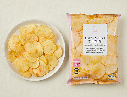 ローソンのすっぱムーチョチップス さっぱり梅を比較する。税込価格：138円、カロリー：308kcal、1円あたりカロリー：2.23kcal/円、たんぱく質：2.9g、1円あたりたんぱく質：0.02g/円、脂質：20.4g、炭水化物：29.7g、糖質：26.9g、食物繊維：2.8g、食塩相当量：0.8g。