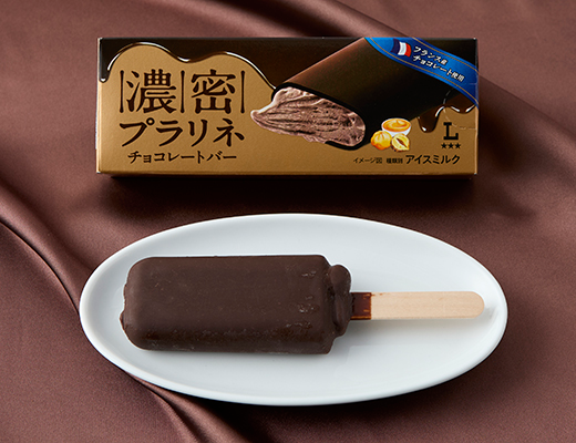ローソンの濃密プラリネ チョコレートバー。税込価格：268円、カロリー：216kcal、たんぱく質：3.1g、脂質：13.8g、炭水化物：20.8g、糖質：19.1g、食物繊維：1.7g、食塩相当量：0.1g。