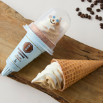 ローソンの猿田彦珈琲 カフェラテワッフルコーン。税込価格：354円、カロリー：237kcal、たんぱく質：3.3g、脂質：10g、炭水化物：33.8g、糖質：33g、食物繊維：0.8g、食塩相当量：0.2g。
