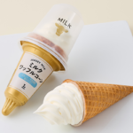 ローソンのミルクワッフルコーン。税込価格：322円、カロリー：273kcal、たんぱく質：4.5g、脂質：13.8g、炭水化物：33.1g、糖質：32.4g、食物繊維：0.7g、食塩相当量：0.3g。