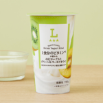 ローソンの1食分のビタミンが摂れる のむヨーグルト グリーン＆ゴールドキウイ。税込価格：188円、カロリー：139kcal、たんぱく質：5.9g、脂質：0.2g、炭水化物：28.4g、糖質：27.9g、食物繊維：0.5g、食塩相当量：0.2g。