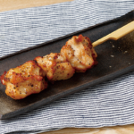 ローソンのグリルチキン串。税込価格：208円、カロリー：113kcal、たんぱく質：9.9g、脂質：5.7g、炭水化物：5.8g、糖質：5.4g、食物繊維：0.4g、食塩相当量：1.4g。