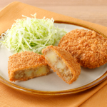 ローソンの北海道産きたあかりの牛肉コロッケN。税込価格：120円、カロリー：260kcal、たんぱく質：4.4g、脂質：19.7g、炭水化物：16.9g、糖質：15.5g、食物繊維：1.4g、食塩相当量：0.5g。