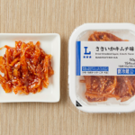 ローソンのさきいかキムチ味。税込価格：365円、カロリー：154kcal、たんぱく質：10.6g、脂質：3.7g、炭水化物：19.7g、糖質：19.3g、食物繊維：0.4g、食塩相当量：2.2g。