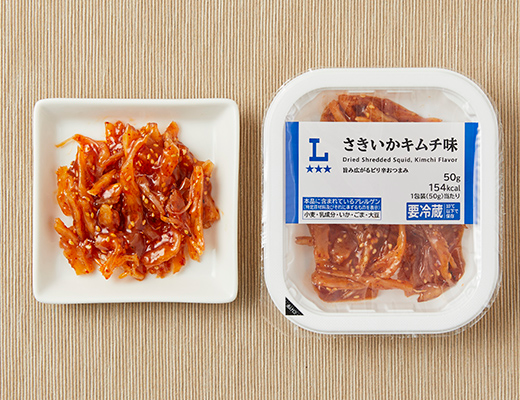 ローソンのさきいかキムチ味。税込価格：365円、カロリー：154kcal、たんぱく質：10.6g、脂質：3.7g、炭水化物：19.7g、糖質：19.3g、食物繊維：0.4g、食塩相当量：2.2g。