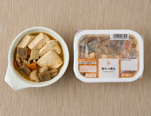 ローソンの豚もつ煮込。税込価格：430円、カロリー：198kcal、たんぱく質：17.5g、脂質：11.2g、炭水化物：7.7g、糖質：5.7g、食物繊維：2g、食塩相当量：3g。
