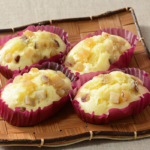 ローソンの紅はるかのおいも蒸しパン 4個入。税込価格：214円、カロリー：85kcal、たんぱく質：1.1g、脂質：0.4g、炭水化物：19.6g、糖質：19g、食物繊維：0.6g、食塩相当量：0.3g。