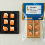 ローソンのクリームチーズスモークサーモン巻き。税込価格：599円、カロリー：16kcal、たんぱく質：0.7g、脂質：1.3g、炭水化物：0.4g、糖質：0.4g、食物繊維：0g、食塩相当量：0.1g。