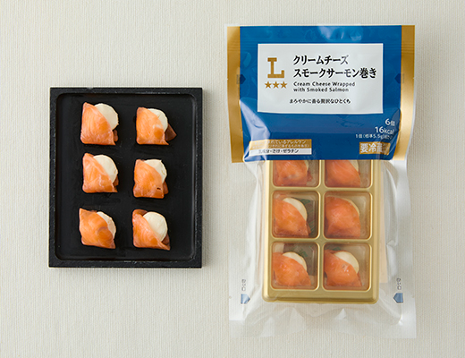 ローソンのクリームチーズスモークサーモン巻き。税込価格：599円、カロリー：16kcal、たんぱく質：0.7g、脂質：1.3g、炭水化物：0.4g、糖質：0.4g、食物繊維：0g、食塩相当量：0.1g。