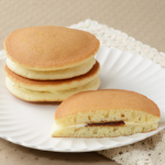 ローソンのふわもちパンケーキ メープル＆マーガリン 2個入。税込価格：138円、カロリー：447kcal、たんぱく質：4.8g、脂質：18.6g、炭水化物：65.6g、糖質：64.5g、食物繊維：1.1g、食塩相当量：1.7g。
