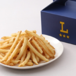 ローソンのフライドポテト。税込価格：680円、カロリー：318kcal、たんぱく質：4.4g、脂質：17.3g、炭水化物：38g、糖質：34.2g、食物繊維：3.8g、食塩相当量：1.9g。