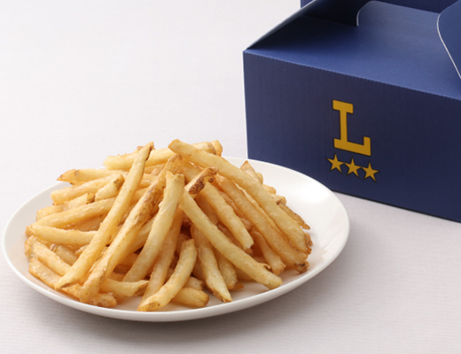 ローソンのフライドポテト。税込価格：680円、カロリー：318kcal、たんぱく質：4.4g、脂質：17.3g、炭水化物：38g、糖質：34.2g、食物繊維：3.8g、食塩相当量：1.9g。
