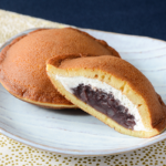 ローソンのどらもっち あんこ＆ホイップ。税込価格：214円、カロリー：258kcal、たんぱく質：4.1g、脂質：8.6g、炭水化物：42g、糖質：40.2g、食物繊維：1.8g、食塩相当量：0.3g。