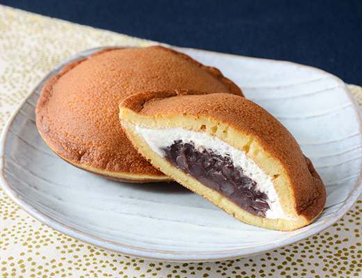 ローソンのどらもっち あんこ＆ホイップ。税込価格：214円、カロリー：258kcal、たんぱく質：4.1g、脂質：8.6g、炭水化物：42g、糖質：40.2g、食物繊維：1.8g、食塩相当量：0.3g。