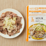 ローソンのねぎタン塩を比較する。税込価格：397円、カロリー：135kcal、1円あたりカロリー：0.34kcal/円、たんぱく質：11.6g、1円あたりたんぱく質：0.03g/円、脂質：8.7g、炭水化物：2.8g、糖質：2.2g、食物繊維：0.6g、食塩相当量：2g。