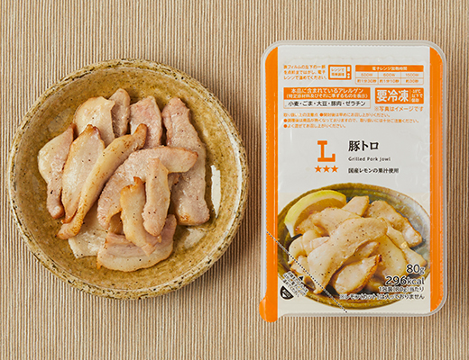 ローソンの豚トロを比較する。税込価格：387円、カロリー：296kcal、1円あたりカロリー：0.76kcal/円、たんぱく質：10.6g、1円あたりたんぱく質：0.03g/円、脂質：27.5g、炭水化物：1.6g、糖質：1.3g、食物繊維：0.3g、食塩相当量：1.6g。