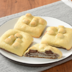 ローソンのゴロチョコパン 4個入。税込価格：235円、カロリー：138kcal、たんぱく質：2.3g、脂質：4.8g、炭水化物：21.8g、糖質：21g、食物繊維：0.8g、食塩相当量：0.2g。