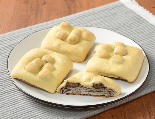 ローソンのゴロチョコパン 4個入。税込価格：235円、カロリー：138kcal、たんぱく質：2.3g、脂質：4.8g、炭水化物：21.8g、糖質：21g、食物繊維：0.8g、食塩相当量：0.2g。