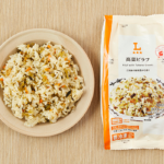 ローソンの高菜ピラフを比較する。税込価格：198円、カロリー：303kcal、1円あたりカロリー：1.53kcal/円、たんぱく質：6.5g、1円あたりたんぱく質：0.03g/円、脂質：4.9g、炭水化物：59g、糖質：57.6g、食物繊維：1.4g、食塩相当量：2.2g。
